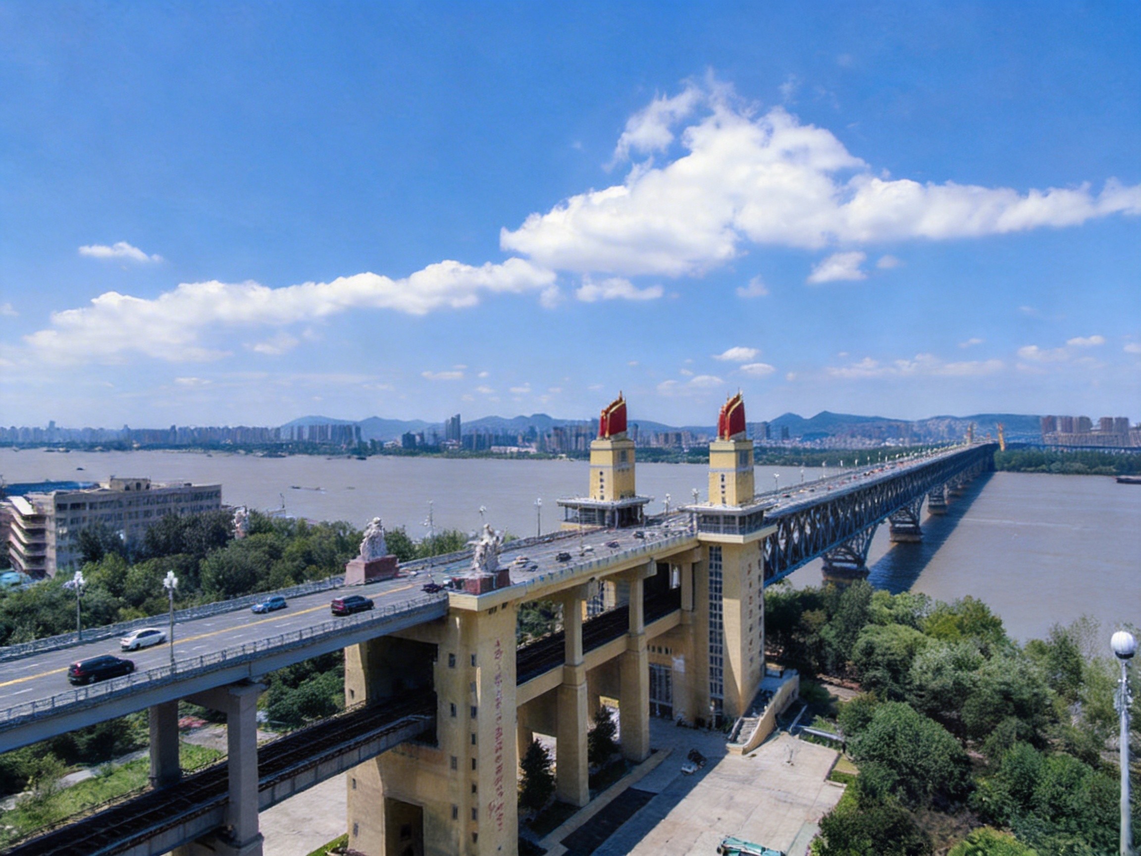 南京长江大桥：横跨长江的民族脊梁
